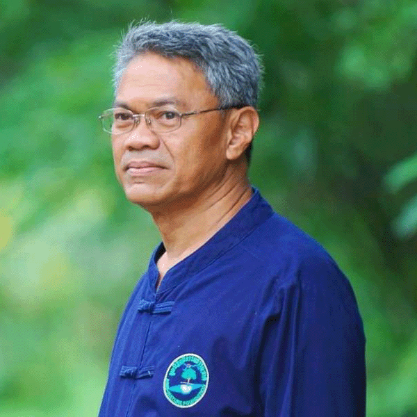 คุณ วิวัฒน์(อาจารย์ยักษ์)